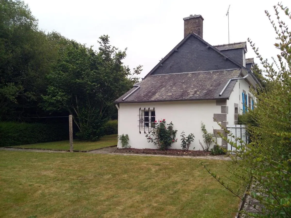 Holiday home Maison De L'Ecluse Rostrenen